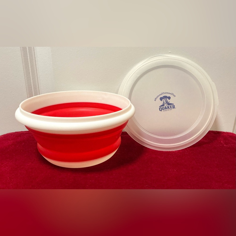 Quaker Oatmeal Bowl w/Lid. Collapsible and Collectible.